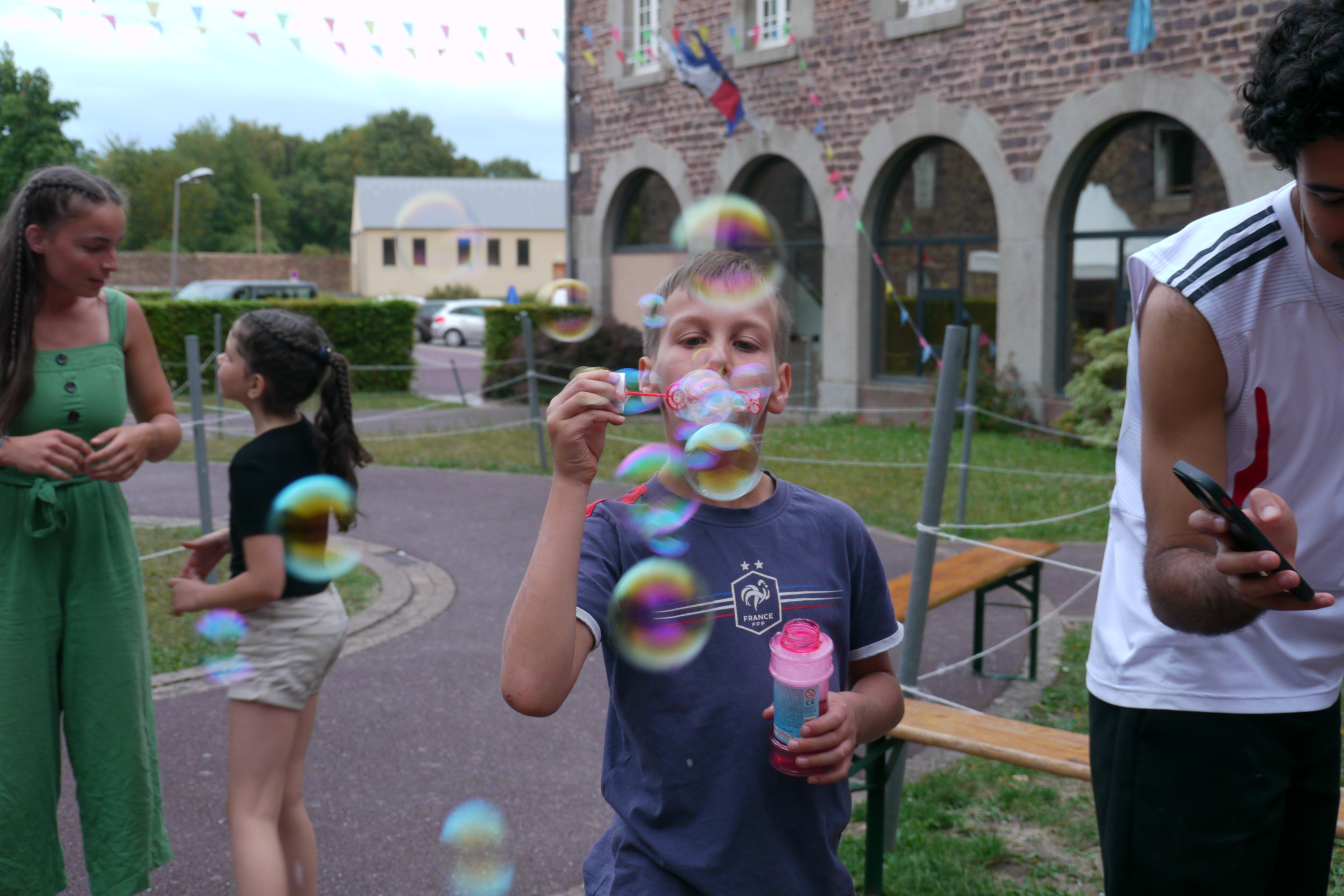 abbaye de Montfort sur Meu enfants colonies de vacances boum animatrice Brocéliande jeux colos pas chères